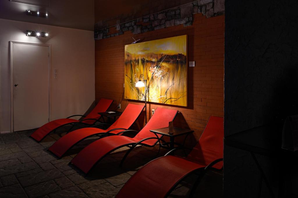 Posezení v ubytování Hôtel-Auberge la Grande Maison et Spa