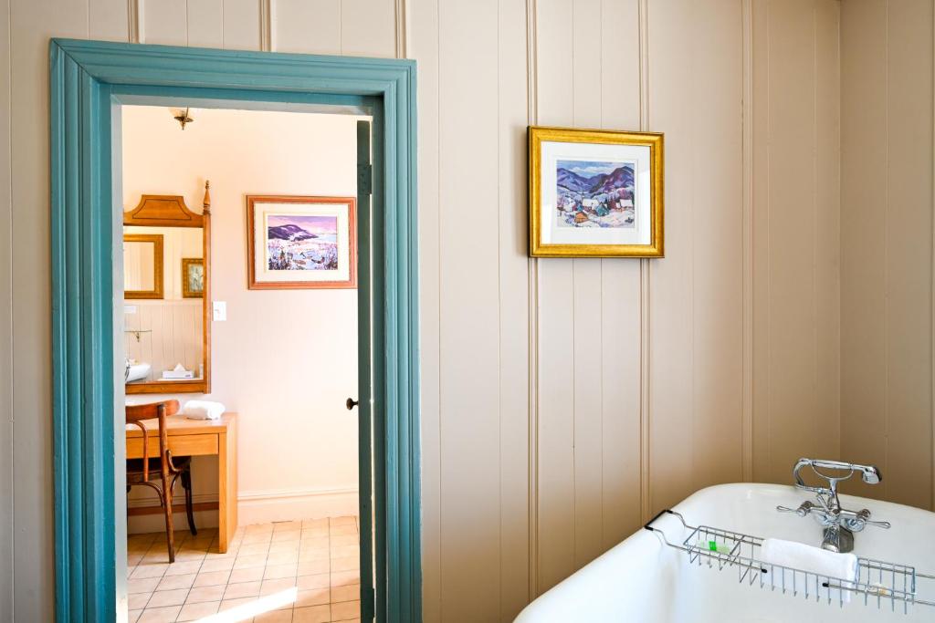 Postel nebo postele na pokoji v ubytování Hôtel-Auberge la Grande Maison et Spa