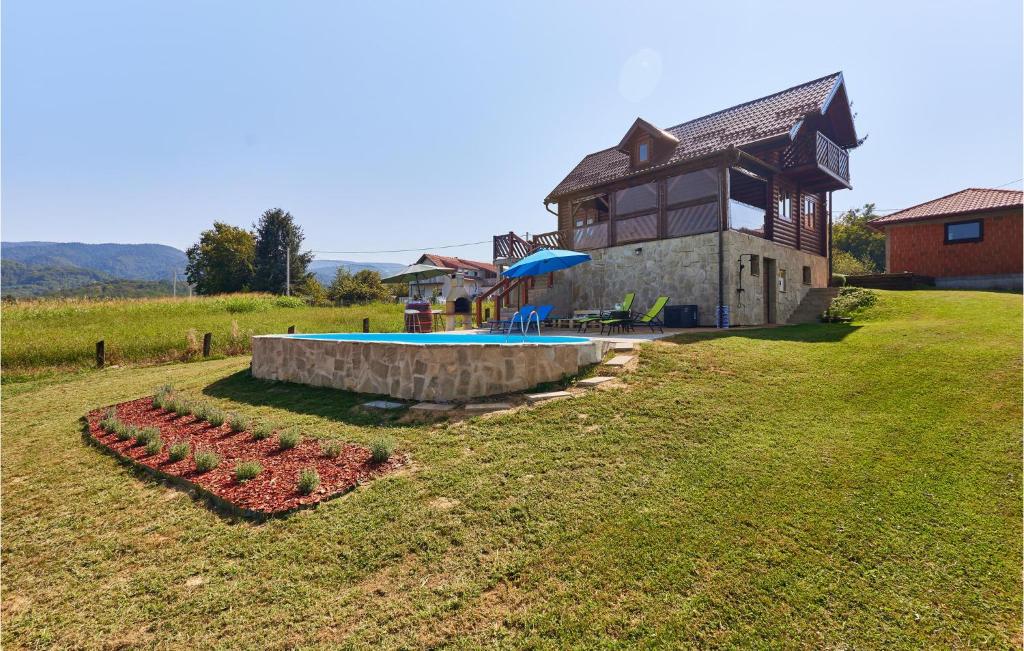 dom z basenem przed nim w obiekcie Awesome Home In Pustodol With Heated Swimming Pool w mieście Pustodol