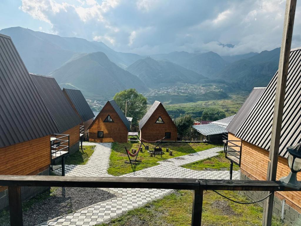 una vista sulle montagne da un balcone di una casa di Guesthouse Elli & Cottages a Kazbegi