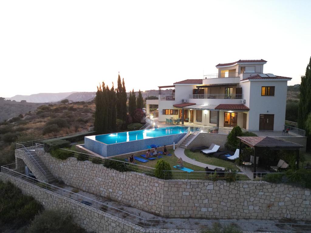 Изглед към басейн в Matteo Villa Limassol Cyprus или наблизо