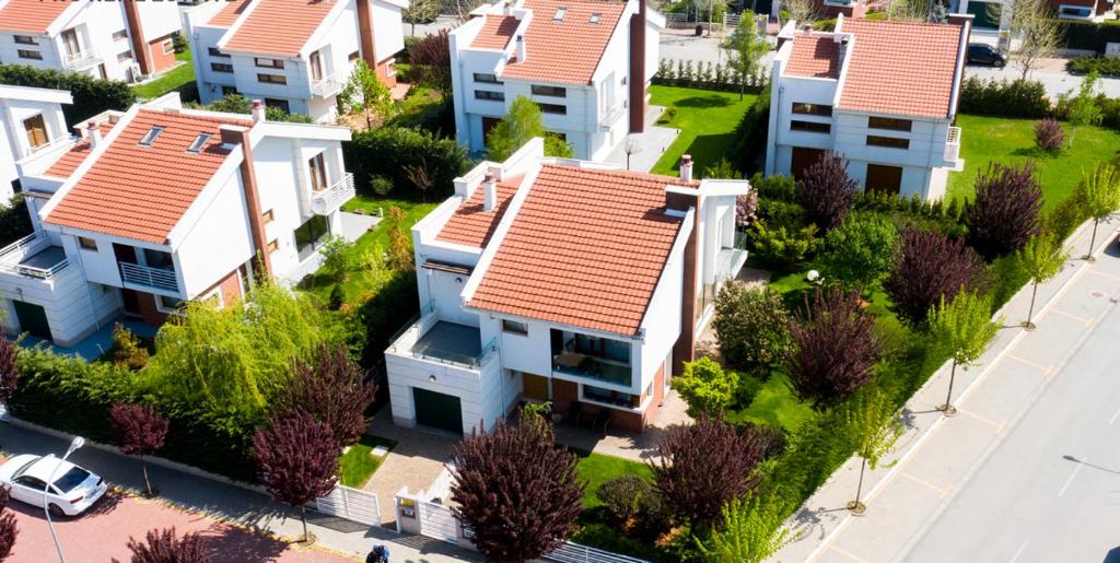 widok z góry na dom z czerwonymi dachami w obiekcie Marigona Residence Luxury Villa w Prisztinie