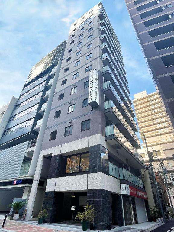 東京にあるHotaku HOTEL Akihabaraの看板が横に建つ高層ビル