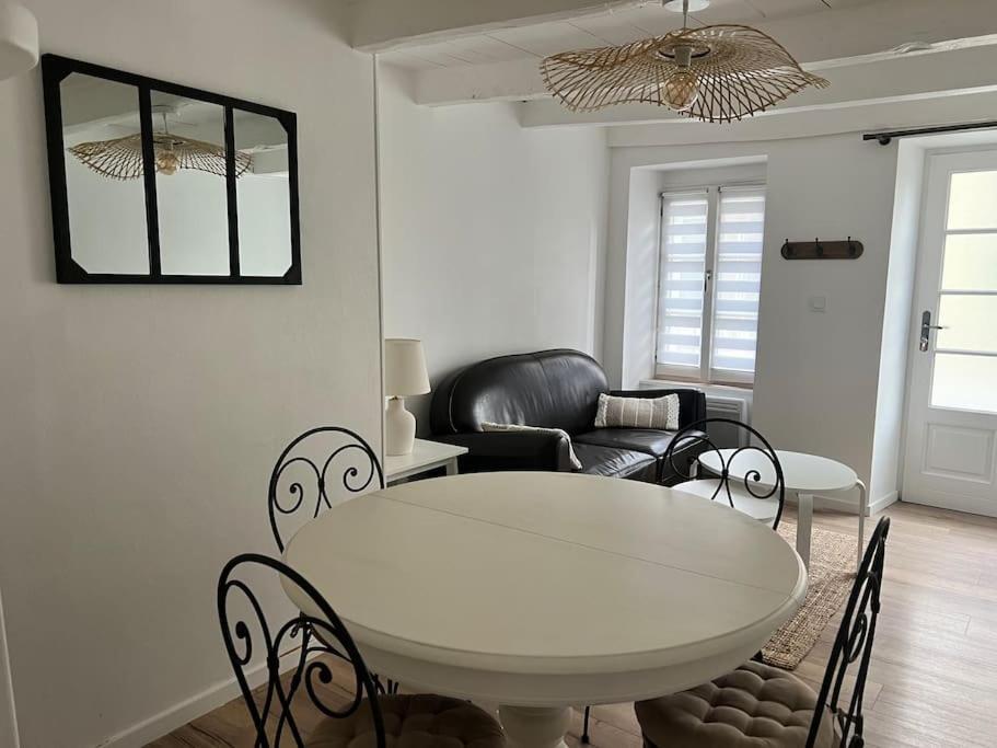 タンテニアックにあるMaison cosy 4 Personnesの白いテーブルと椅子のあるリビングルーム