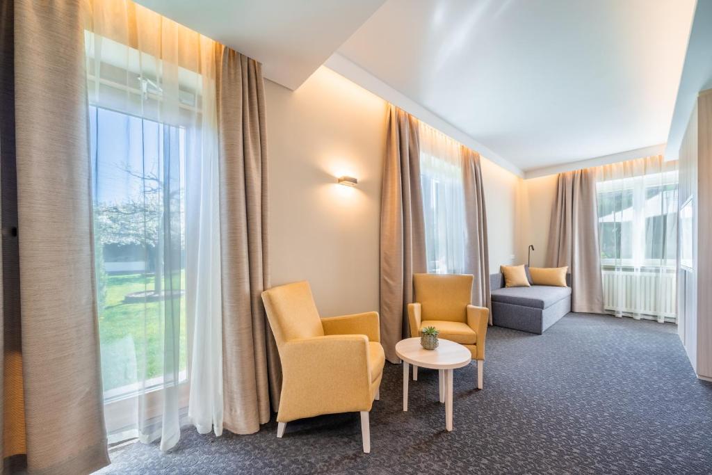 Posezení v ubytování Hotel Frangart an der Weinstraße