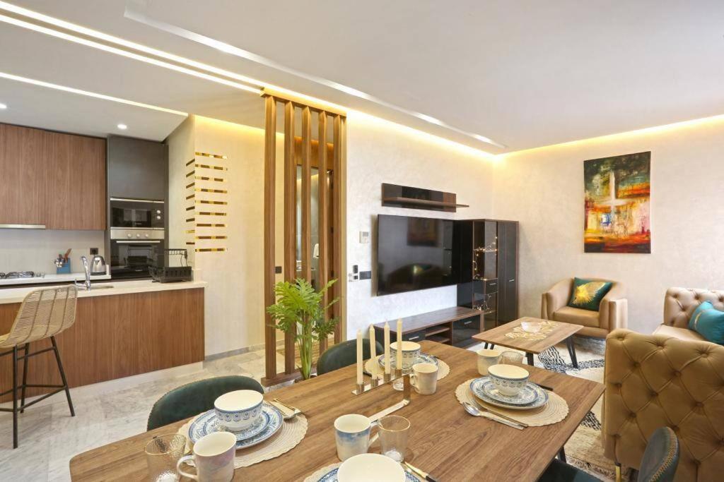 cocina y sala de estar con mesa de madera en Luxury apartment in center Of Marrakech City, en Marrakech