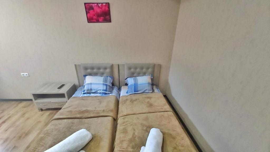 Postel nebo postele na pokoji v ubytování Gamarjoba Hotel