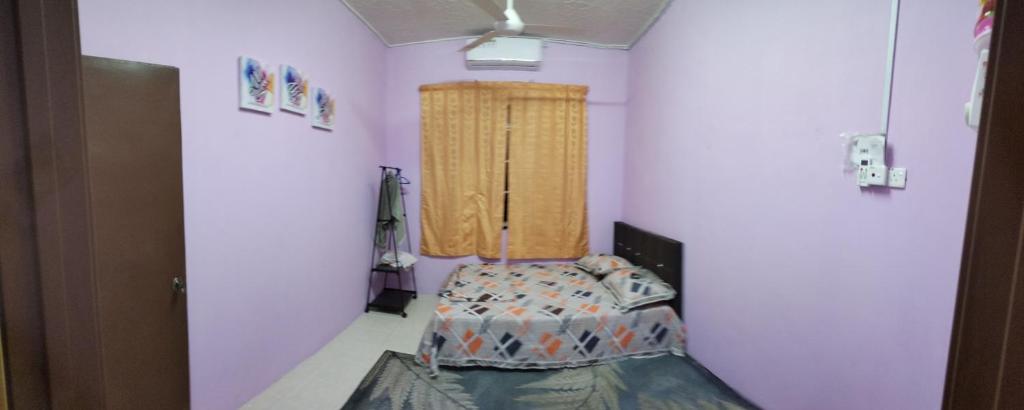 a room with a bed in a room with a window at Kak CTi Homestay in Kuala Terengganu