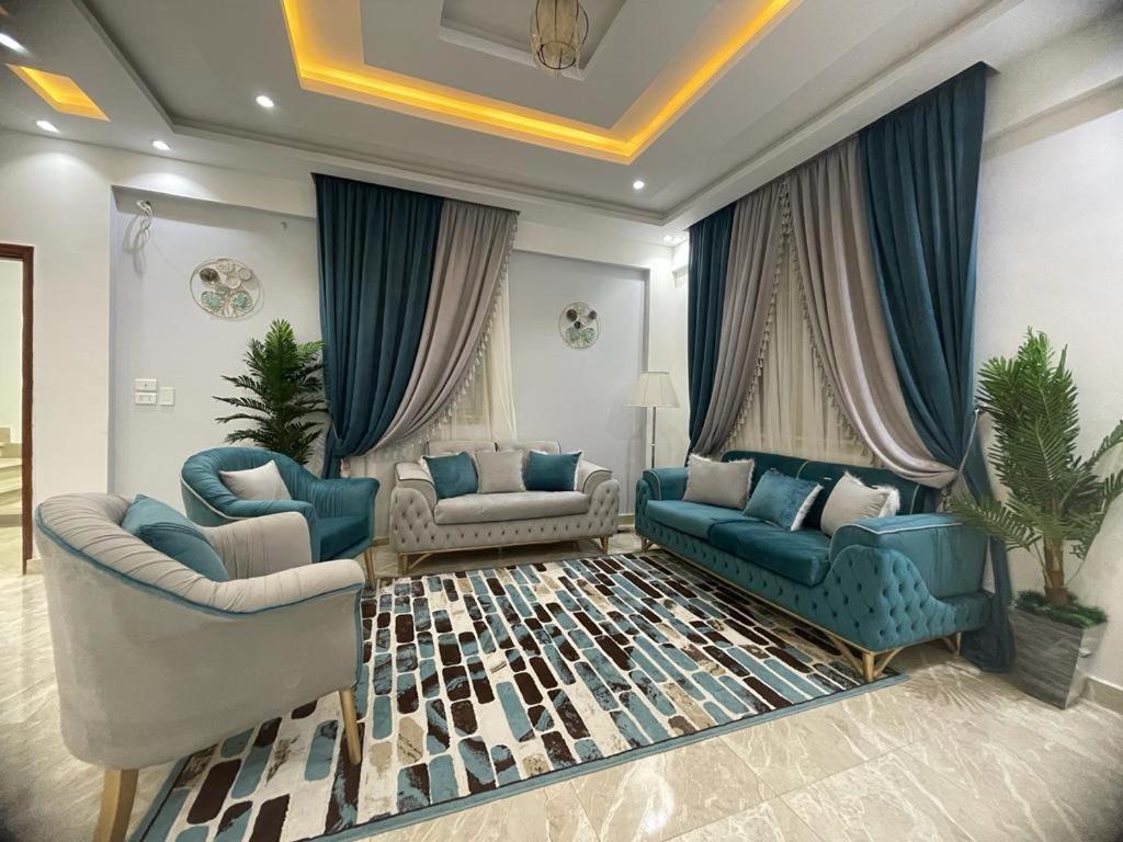 Posezení v ubytování فيلا للايجار اليومى فى الريف الاوربي طريق مصر اسكندرية الصحراوي قريبة من مطار سفنكس وبجوار هايبر وان الصحراوي- 5 غرف نوم-حمام سباحة-شواية- كيدز ايريا- جيم- بلياردو