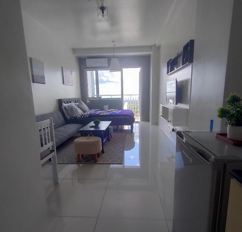 - un salon avec un canapé et une table dans l'établissement SMDC Wind residences, à Tagaytay