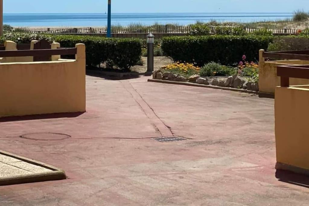 un trottoir avec la plage en arrière-plan dans l'établissement Studio maison de la mer, à Saint Pierre La Mer