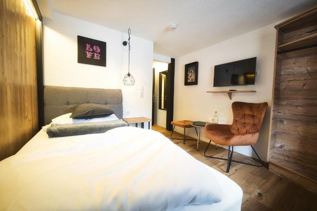 Letto o letti in una camera di Berghotel Basur - Das Schihotel am Arlberg