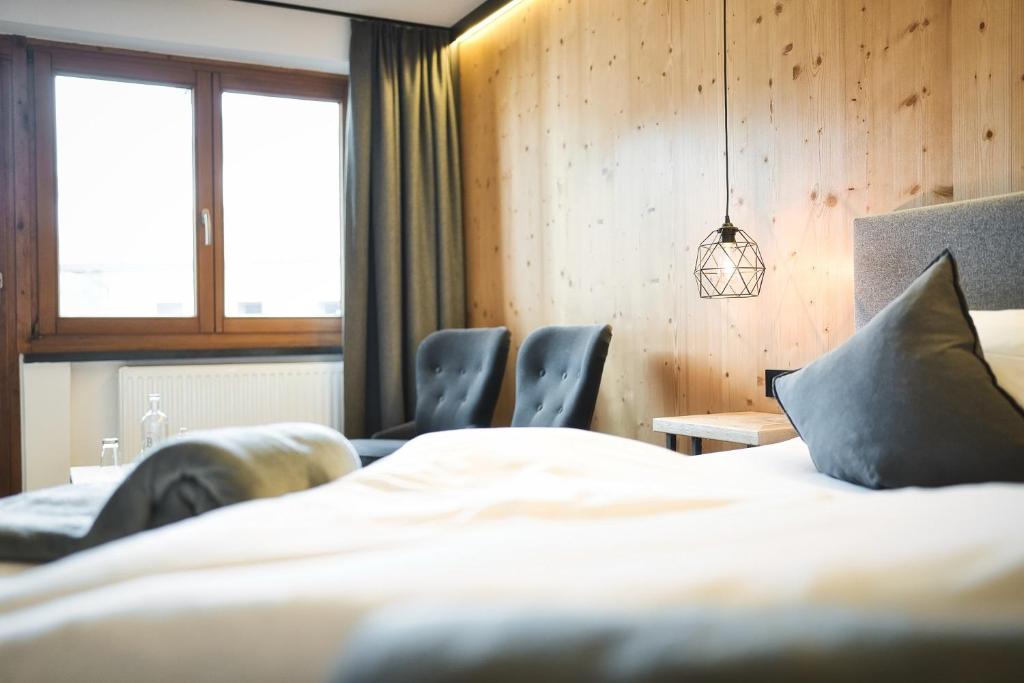 Letto o letti in una camera di Berghotel Basur - Das Schihotel am Arlberg