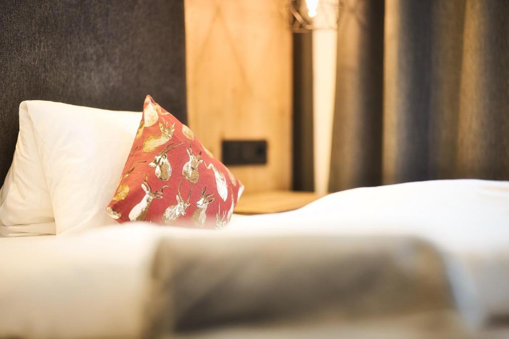 Letto o letti in una camera di Berghotel Basur - Das Schihotel am Arlberg