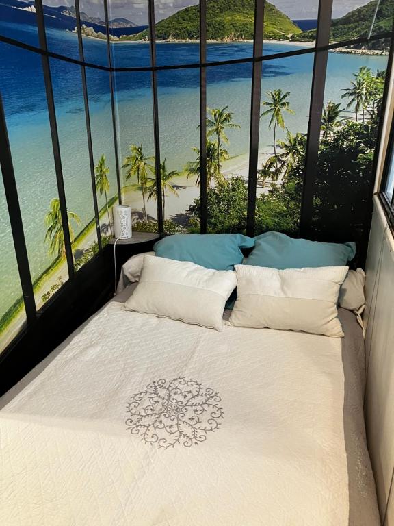トゥルヴィル・シュル・メールにあるTrouville Palaceのビーチの景色を望むベッドルーム1室(ベッド1台付)
