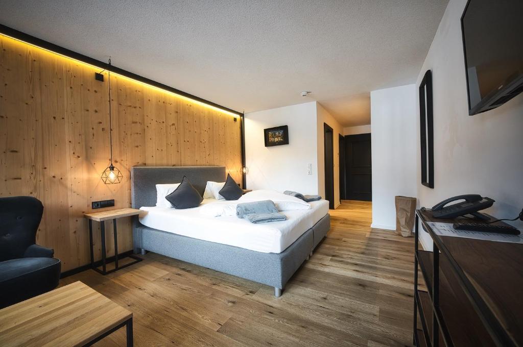 Letto o letti in una camera di Berghotel Basur - Das Schihotel am Arlberg