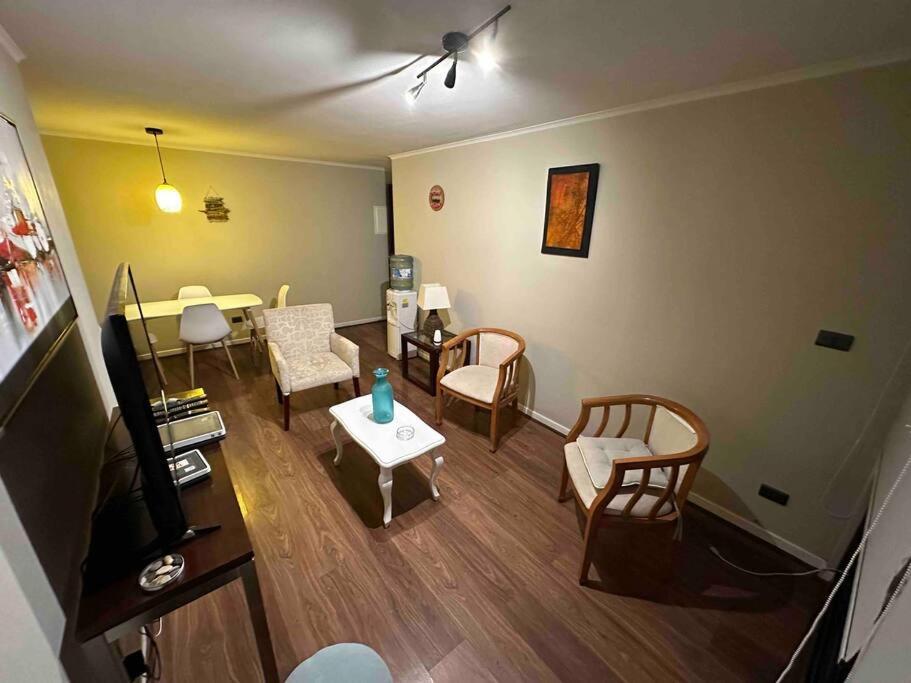 ein Wohnzimmer mit Möbeln und einem Tisch in der Unterkunft Departamento amoblado por dias o meses in Calama