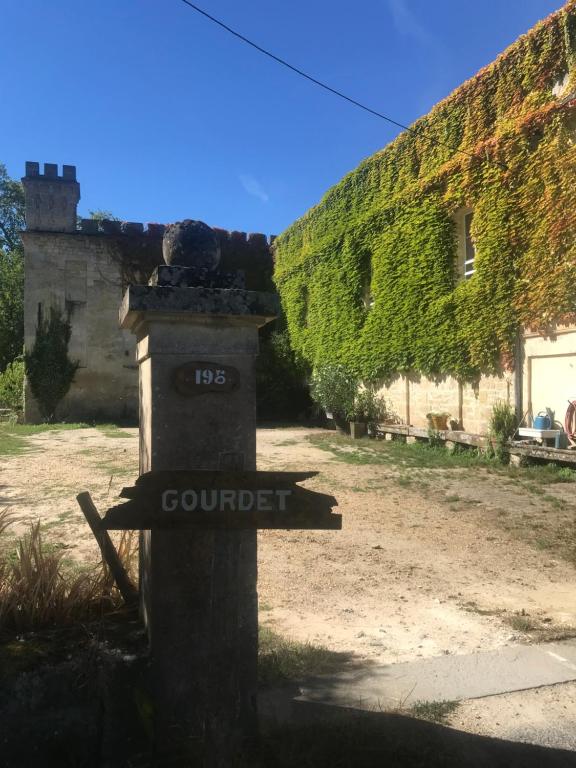 Photo de la galerie de l'établissement Loft + 2 chambres château Gourdet, à Bourg