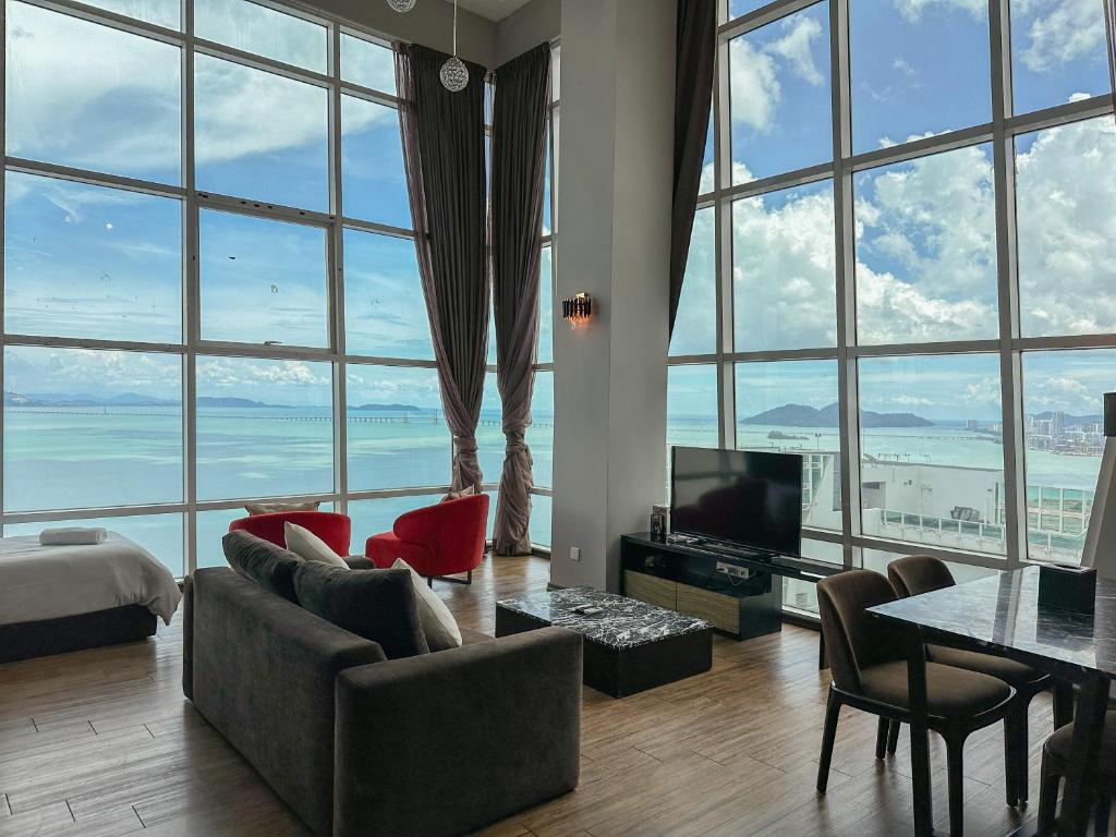 - un salon avec vue sur l'océan dans l'établissement Maritime Suite by AirRise, à Jelutong