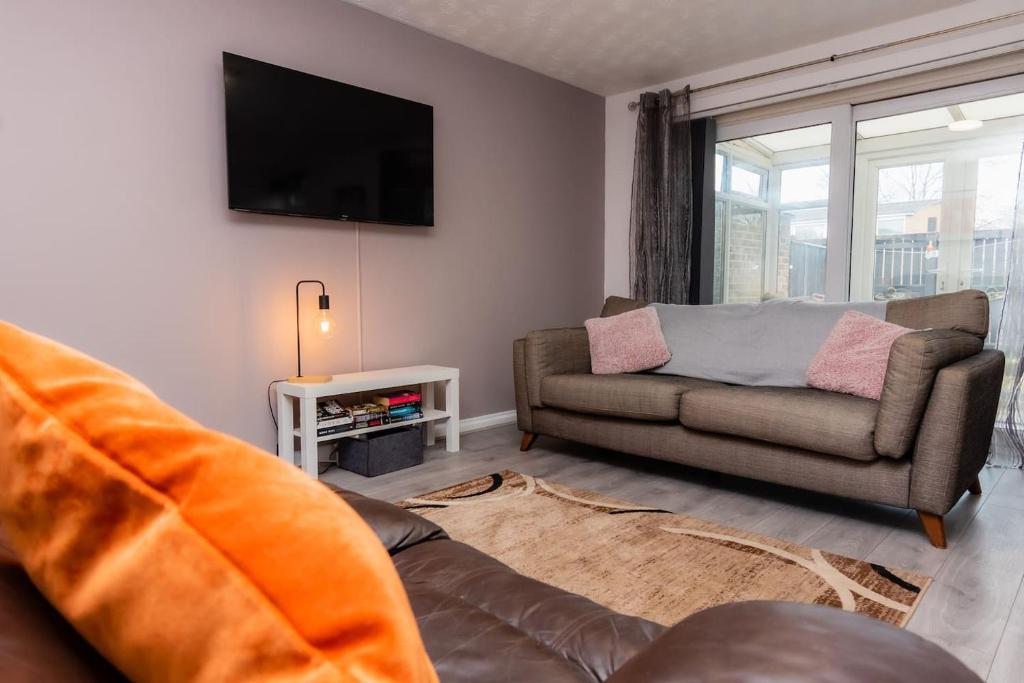 a living room with a couch and a tv at Stridingedge - 3 Bedroom 5 beds Sleeps 6 Ideal For Contractors in Washington