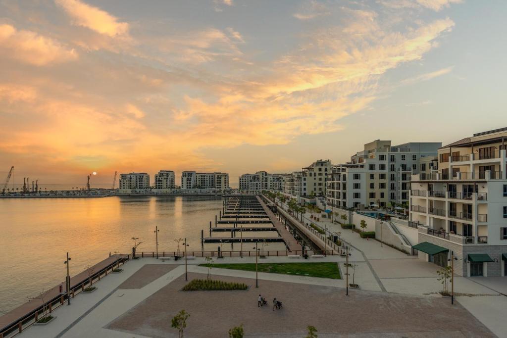 een uitzicht op een stad met gebouwen en het water bij Ultimate Stay / Panoramic Sunset Full Sea & Yacht Marina Views / 3 Bedrooms in Dubai