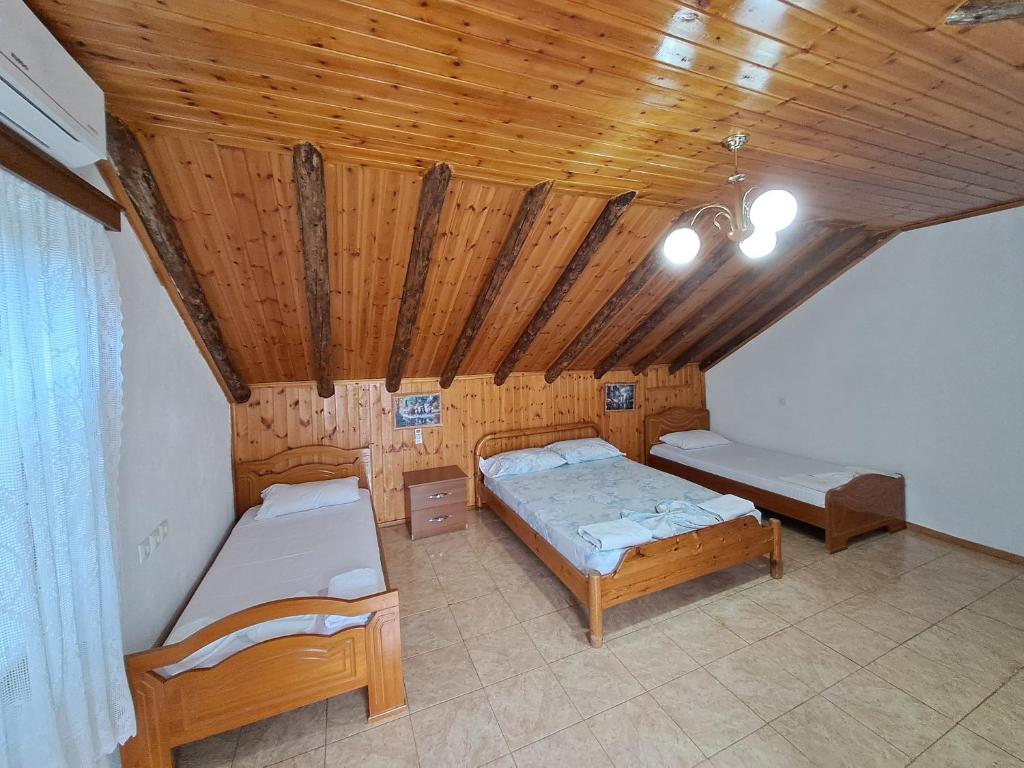 Postel nebo postele na pokoji v ubytování Guest House Argjiro Castle