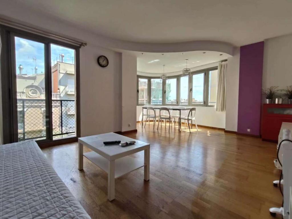 バルセロナにあるSagrada Familia Apartment 265のリビングルーム(ベッド1台、テーブル付)