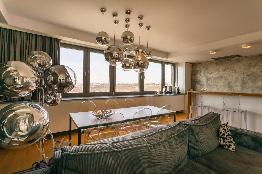 - un salon avec un canapé et une table dans l'établissement Rezidence Eliška, à Prague