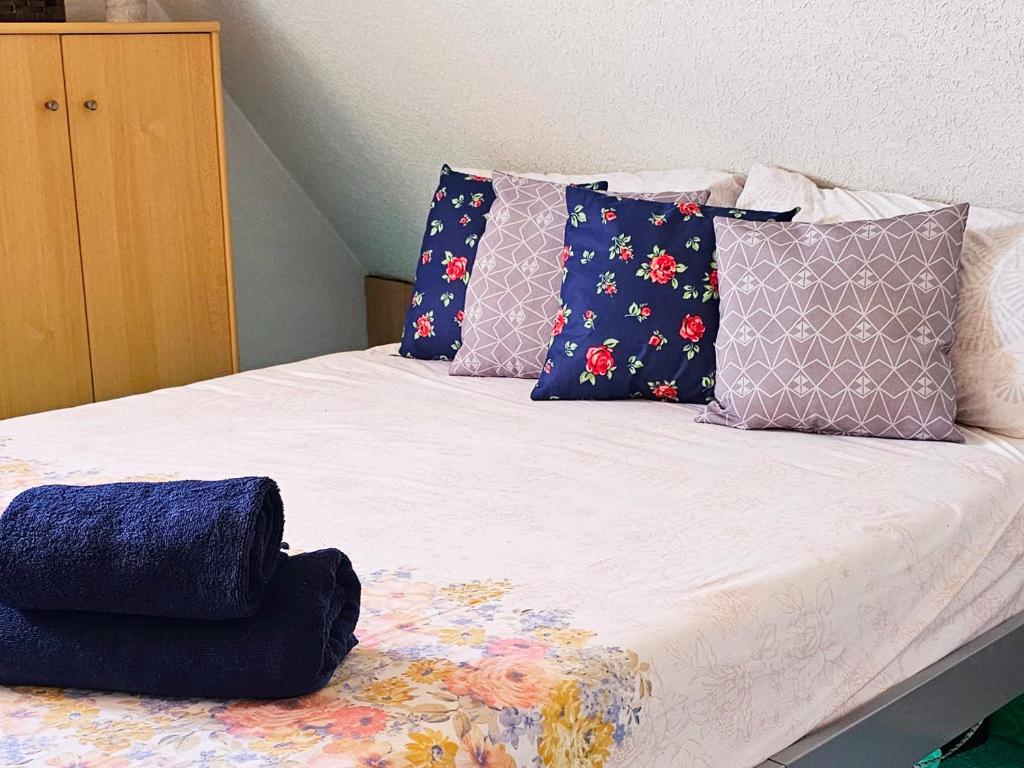 Una cama con muchas almohadas. en Wohnung mit Privtbad, en Gaggenau