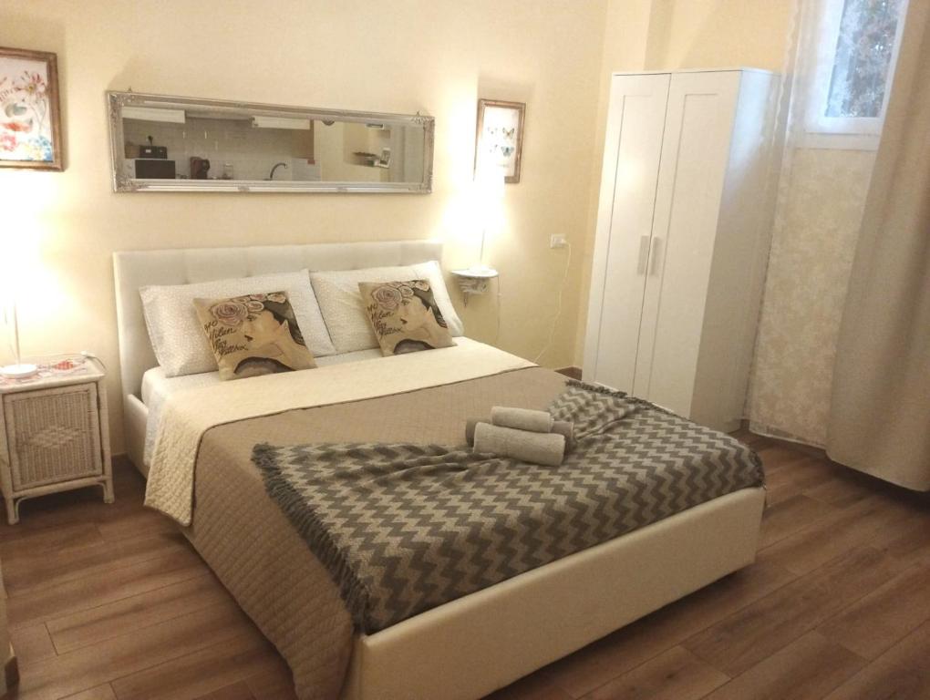 ボローニャにあるBolognaFieraのベッドルーム1室(ベッド1台、壁掛け鏡付)
