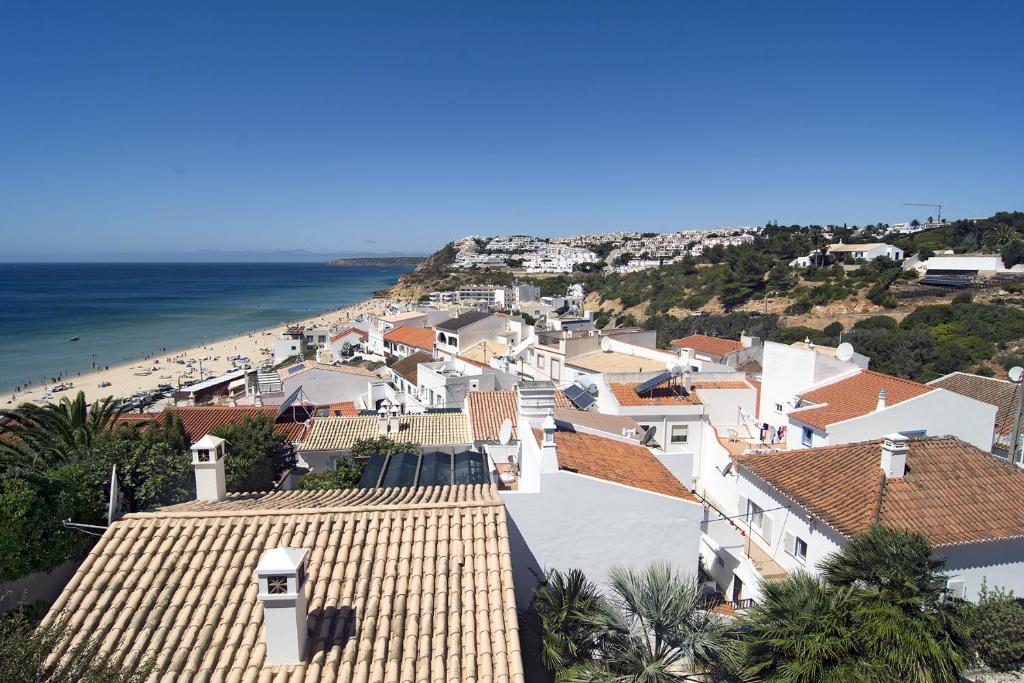 een uitzicht op het strand vanaf het dak van een huis bij Casa Sereia Mar in Salema