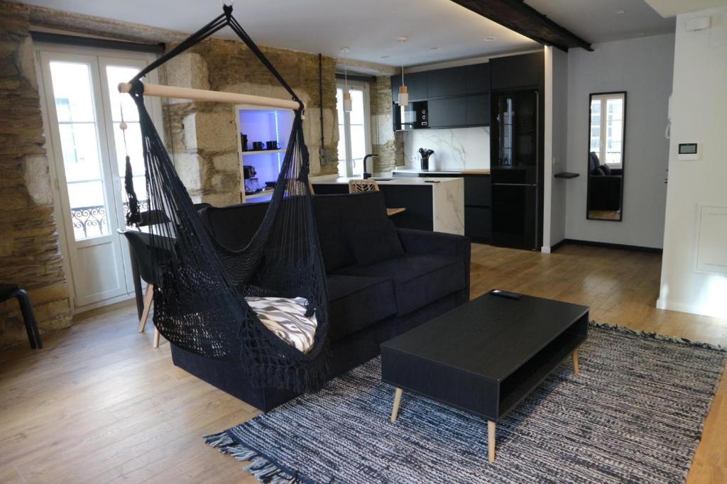 hamaca negra en la sala de estar con sofá en Apartamentos FOROPLAZA, en Lugo