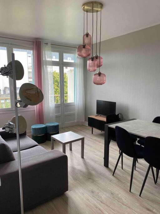 un salon avec un canapé et une table dans l'établissement Bel appartement centre ville de Vierzon, à Vierzon