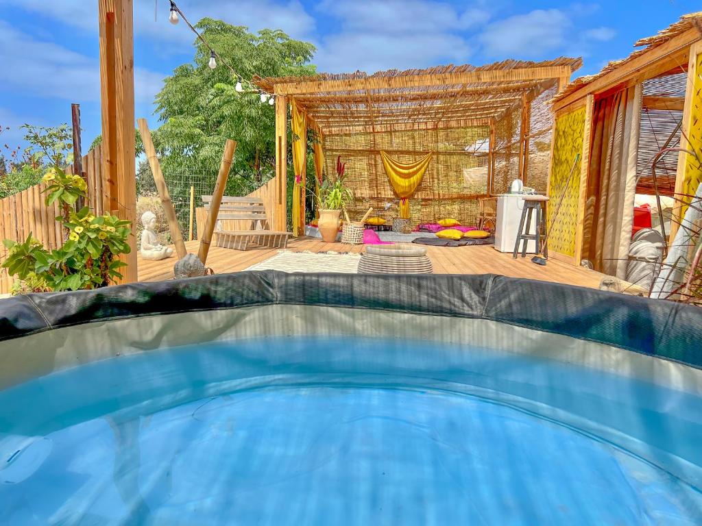 un cortile con piscina e patio di Alternativa Glamp a Ma‘yan Ẕevi