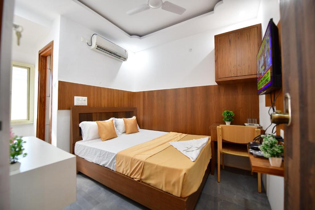 Postel nebo postele na pokoji v ubytování Hotel Surya Lodge