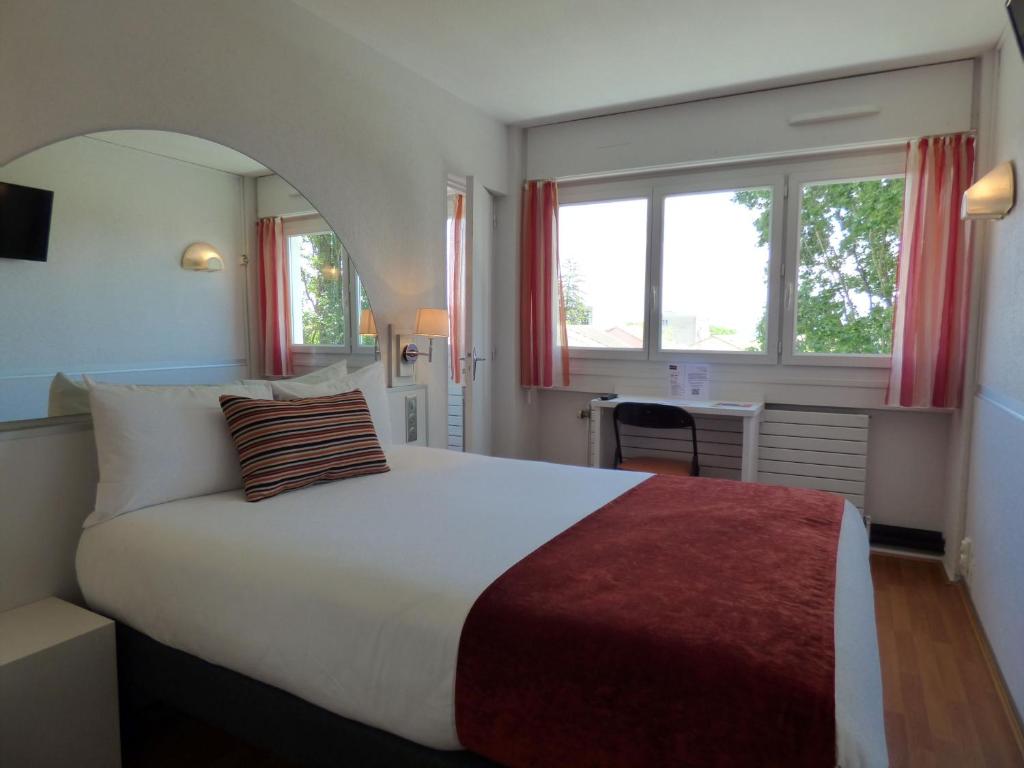 Postel nebo postele na pokoji v ubytování Cit'Hotel Escatel