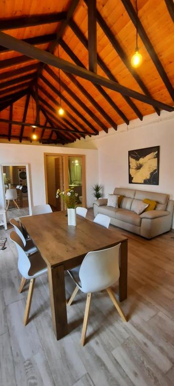 a living room with a wooden table and chairs at Casa Higopico in Tacoronte
