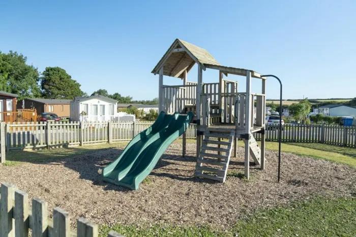 卡兰斯拓克Cornish Crantock Holiday Sandy Toes的院子里带滑梯的游乐场