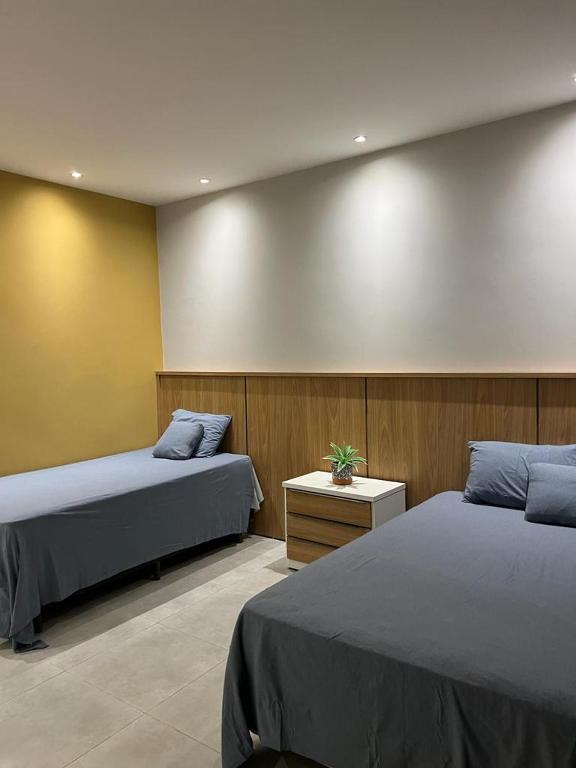 pokój z 2 łóżkami w pokoju w obiekcie Casa por temporada w mieście Santarém