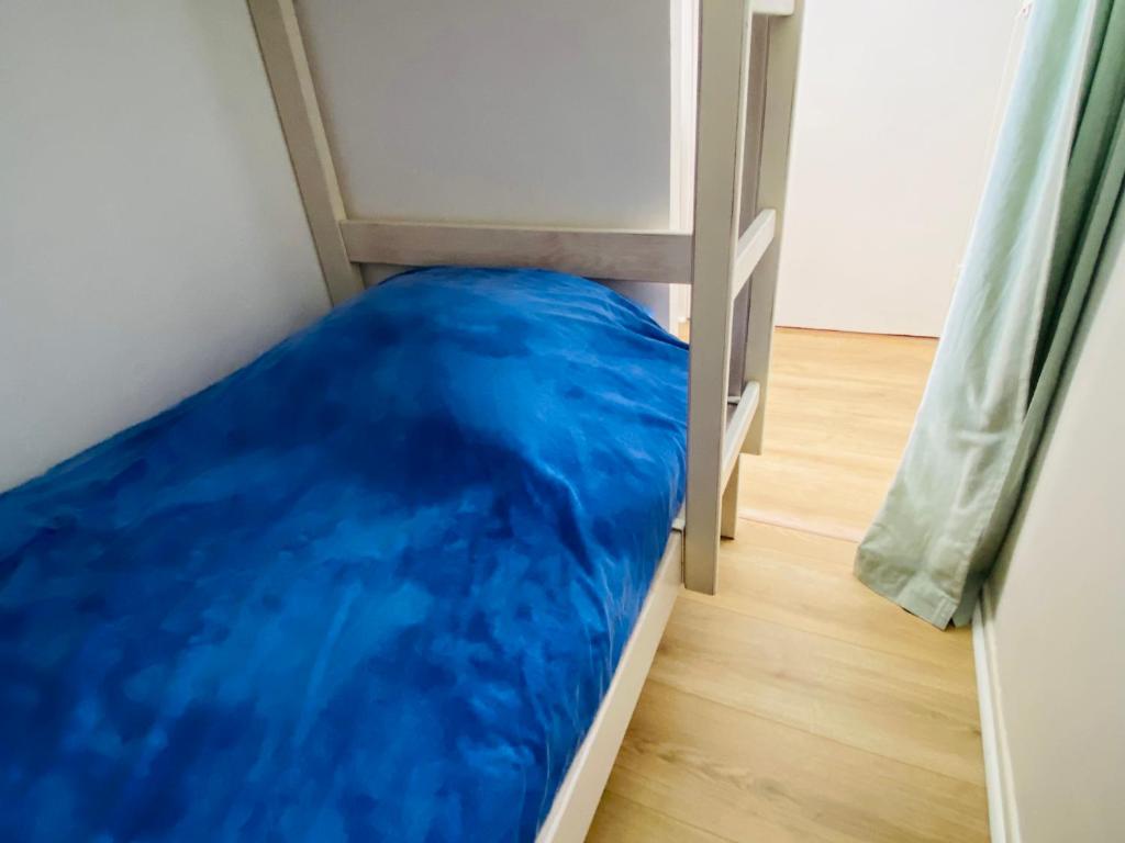 Una cama o camas en una habitaci&oacute;n de Appartement &agrave; la Favi&egrave;re T2 &agrave; 5 minutes &agrave; pied de la plage