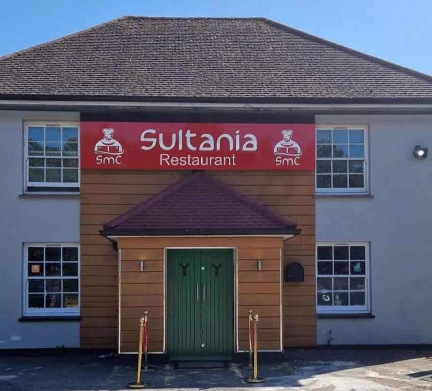 a building with a sign that reads sukritina restaurant at Sultania Motel and Catering in Hedgerley