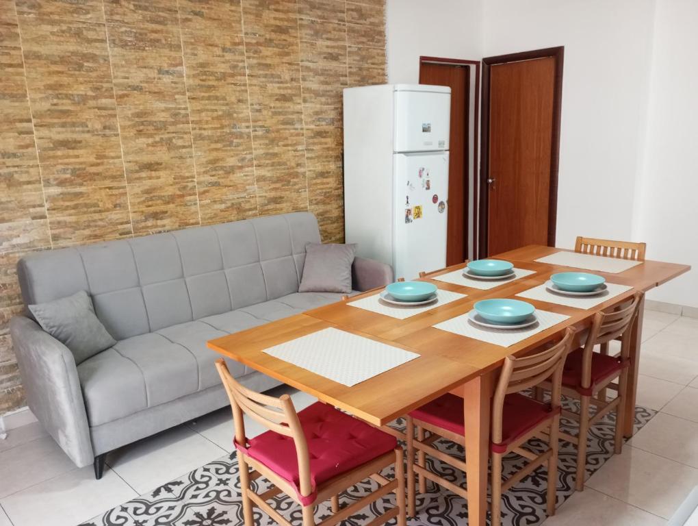 cocina y comedor con mesa y sofá en Spaccanapoli house en Nápoles