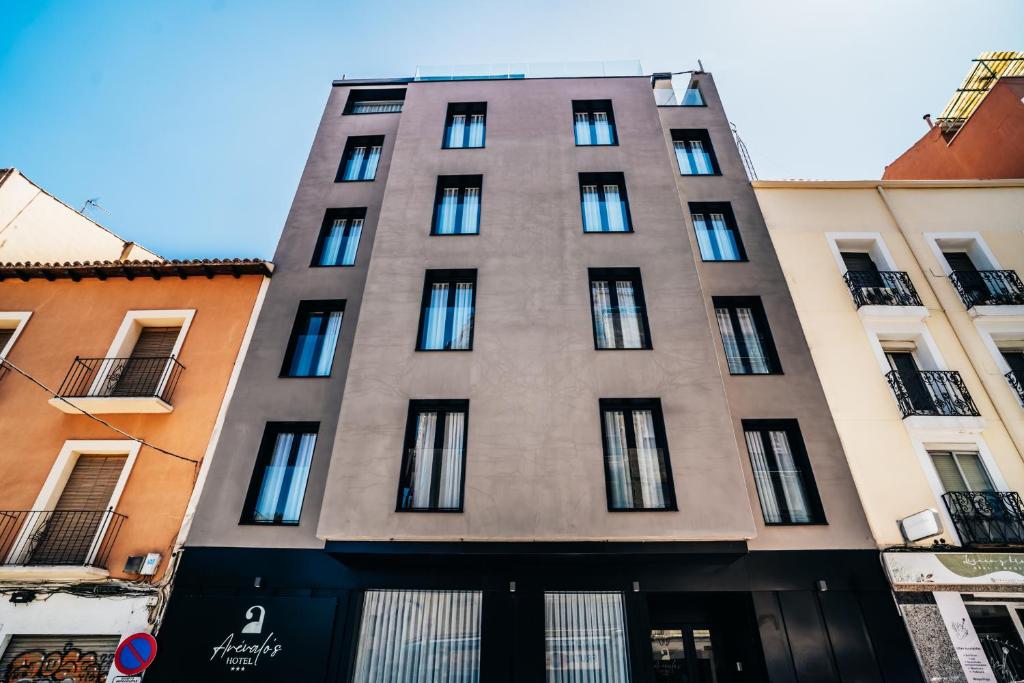 un edificio alto con ventanas en una calle en Arevalos Hotel en Cuenca