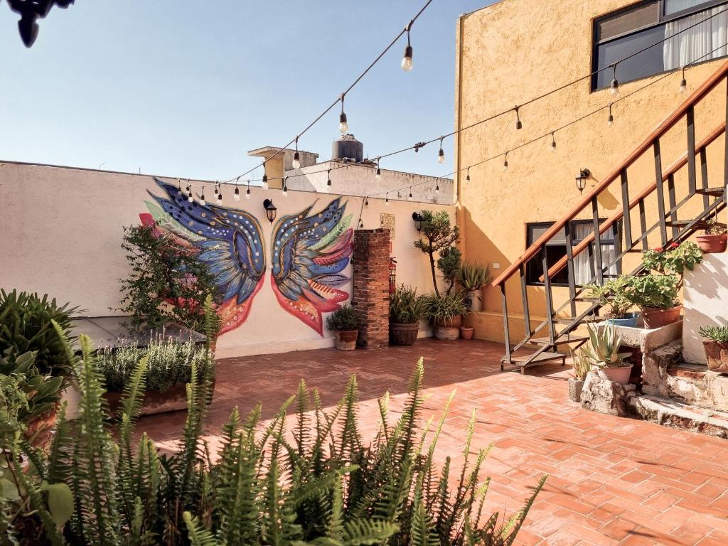 un mural al lado de un edificio con plantas en Santa Josefita B&B en Cholula