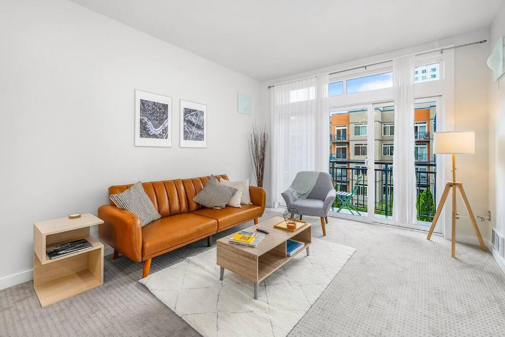 een woonkamer met een bank en een stoel bij Needle's Edge - 99 Walkscore! in Seattle