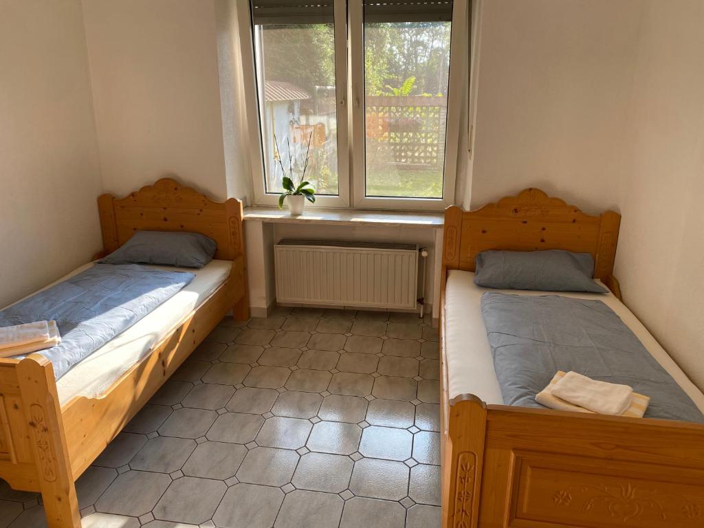 2 Betten in einem kleinen Zimmer mit Fenster in der Unterkunft M/P in Duisburg