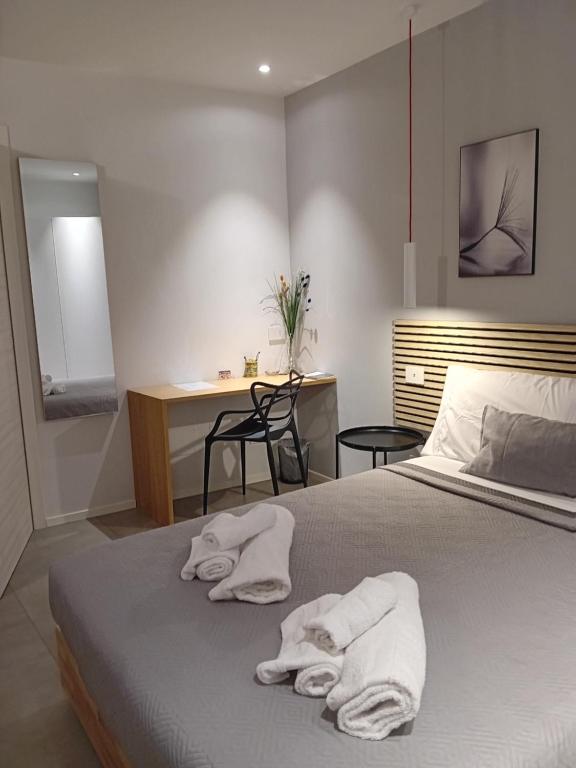 1 dormitorio con 1 cama con toallas en Porta San Paolo House, en Castelbuono