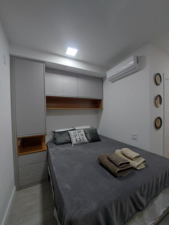een slaapkamer met een bed met twee handdoeken erop bij Studio Próximo ao metrô Butantã in Sao Paulo