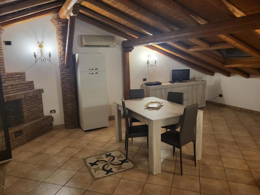 een keuken met een tafel en stoelen in een kamer bij Casa vacanza LMT in Aci Catena