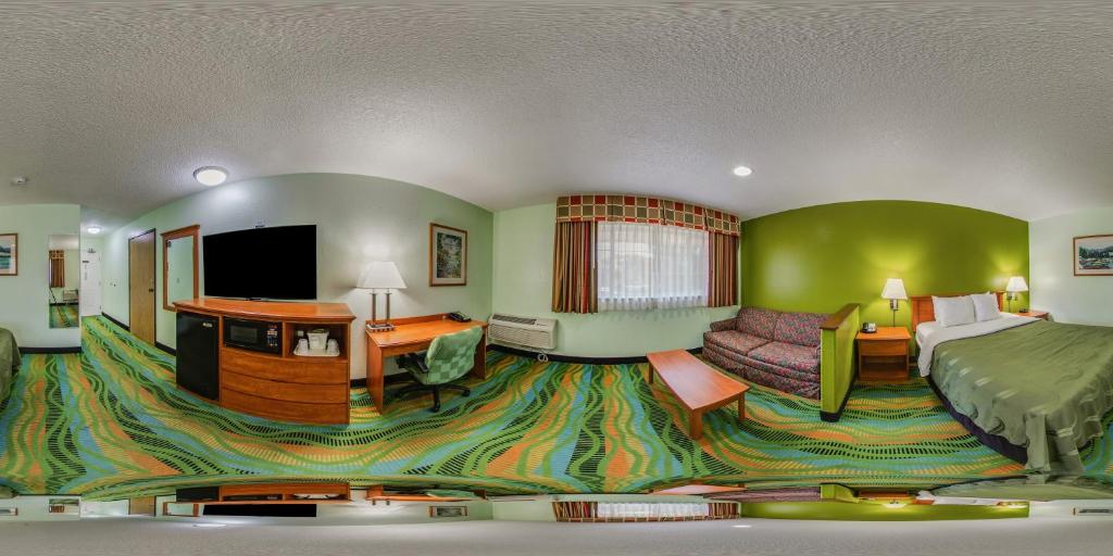 TV a/nebo společenská místnost v ubytování Quality Inn & Suites Medford Airport
